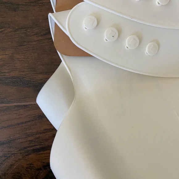 RAE DUNN • Set of 2 Silicone Bibs - Picture 3 of 3